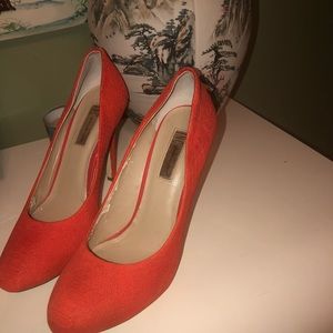 Orange high pumps